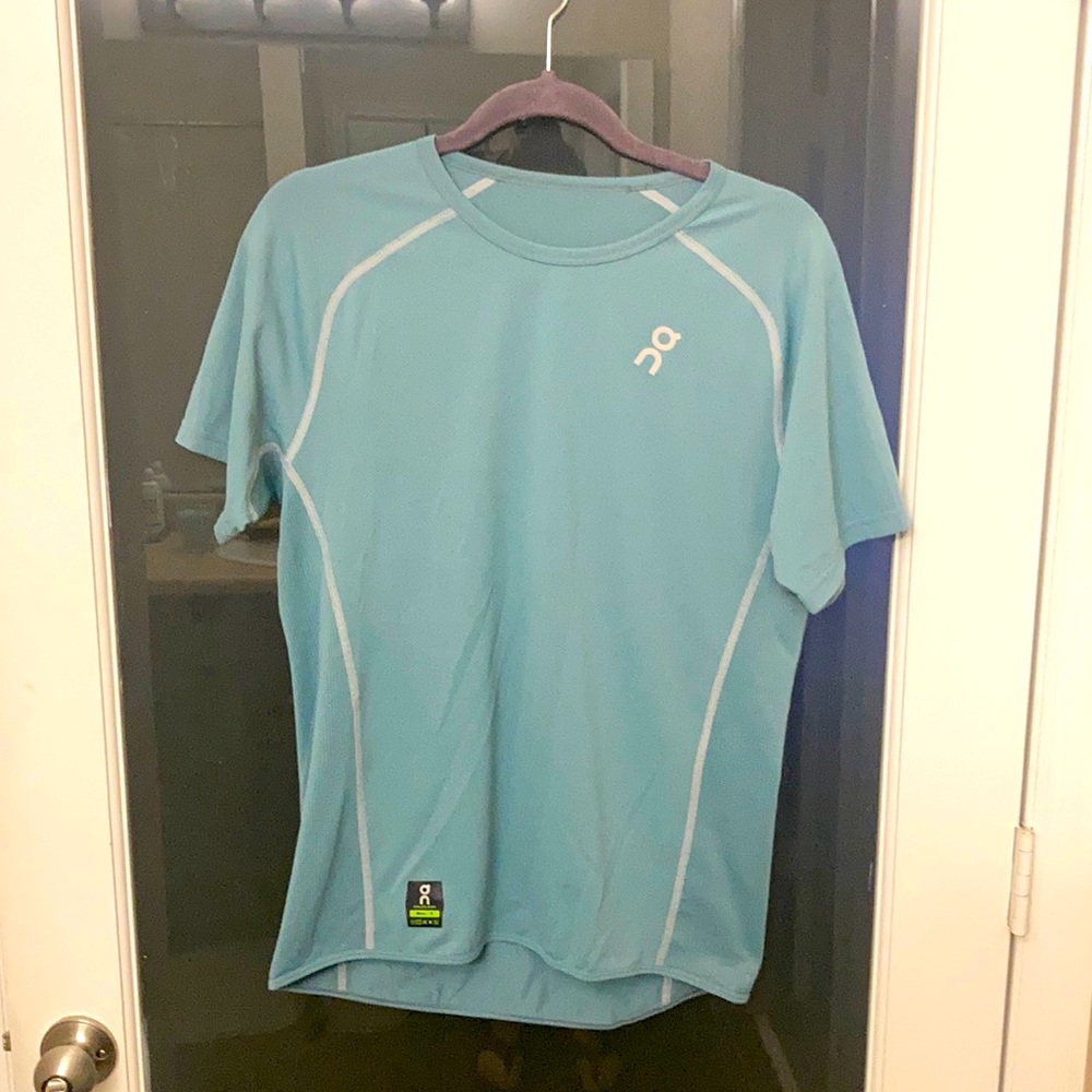 On cloud brand running tshirt unisex adult medium , reflective properties